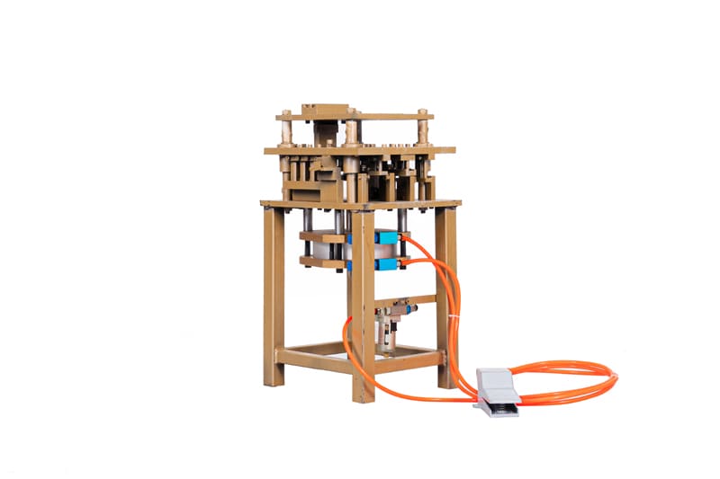 May-dot-dap-hoi-he-Viet-Phap-he-55-vat-canh-14-dao-180121-2 Máy đột dập nhôm Việt pháp, hệ 55 vát cạnh – 14 dao hơi1